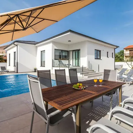 Peaceful In Istria With Swimming Pool פולה